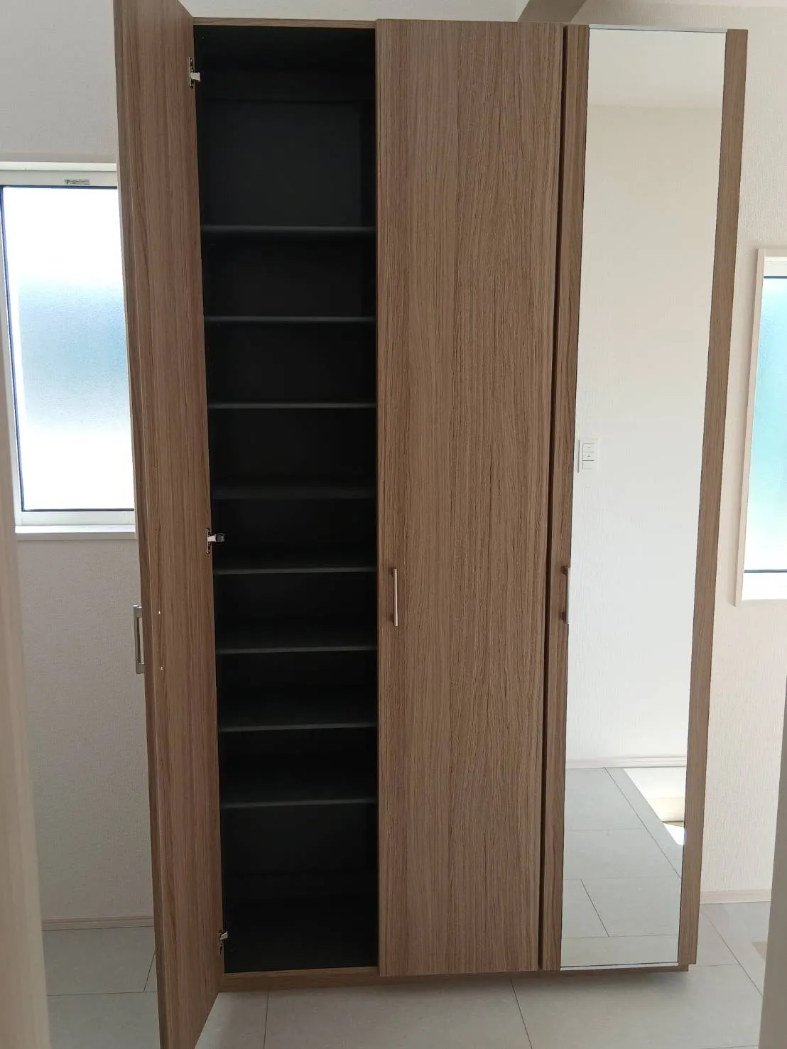 【玄関シューズボックス】大型シューズボックスを設置。全身鏡がついているのもうれしいですね。