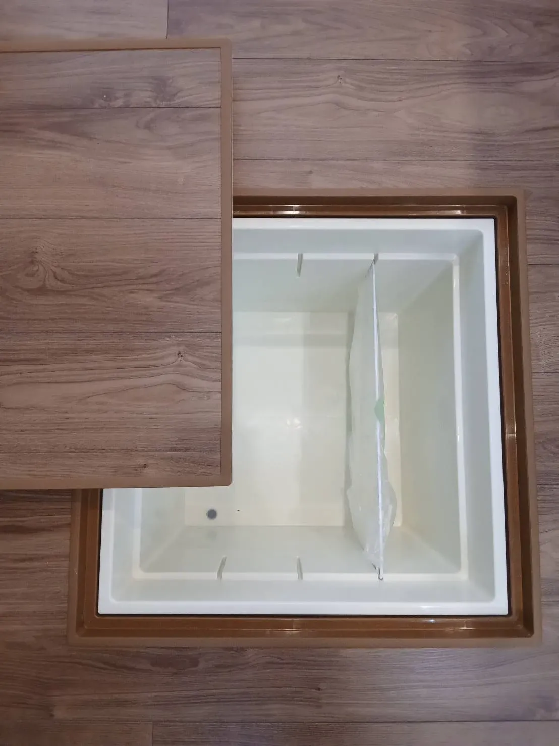 【キッチン床下収納】非常食や調味料などを余裕をもって収納できるため、キッチンをすっきり保ちながら安心した暮らしを支えます。