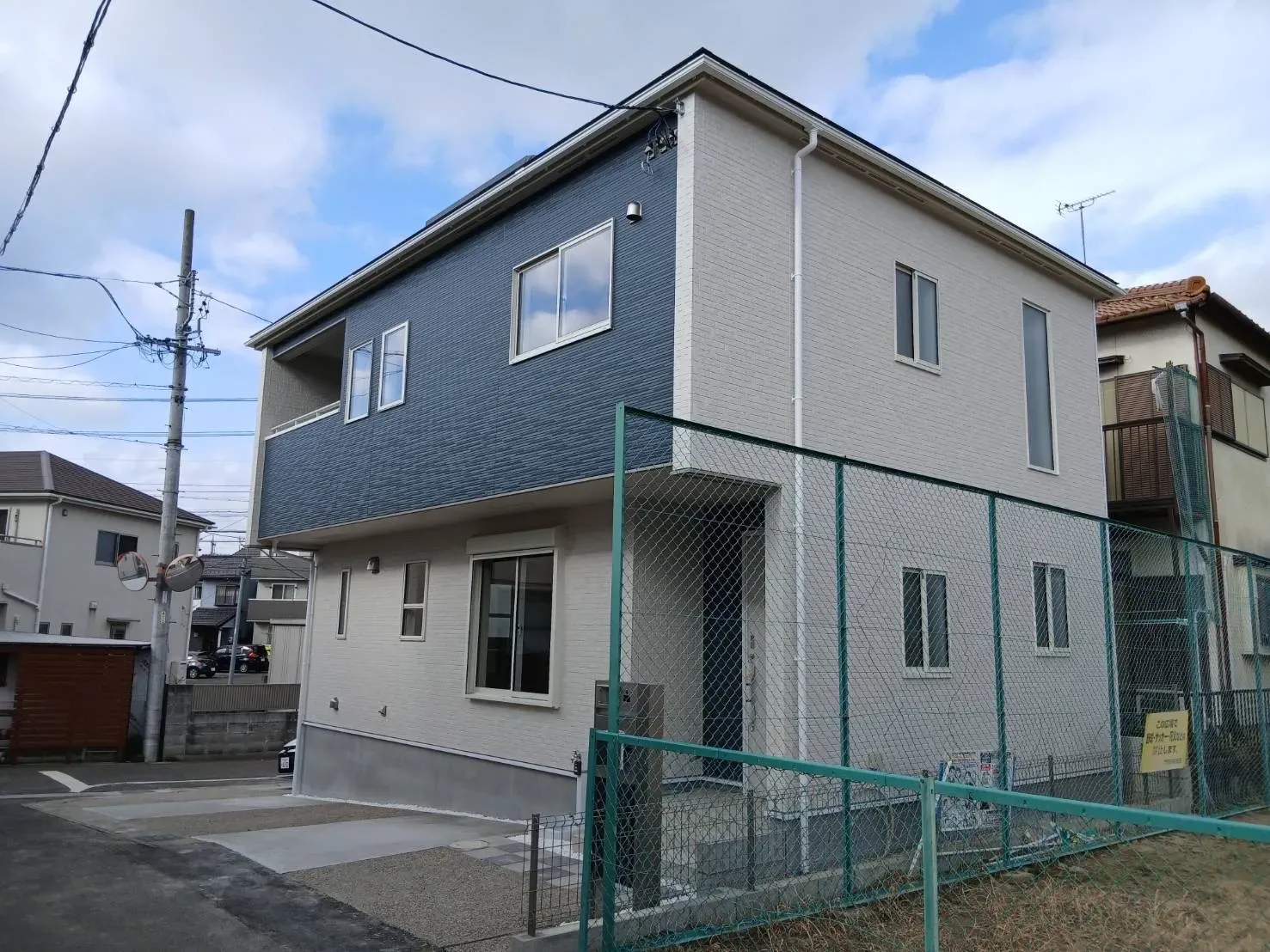 【外観写真】住宅ローン減税や固定資産税などの税制優遇を受けられる長期優良住宅。「耐震等級3」&地震に強い「制震ダンパー」を採用し耐震性にも配慮しています