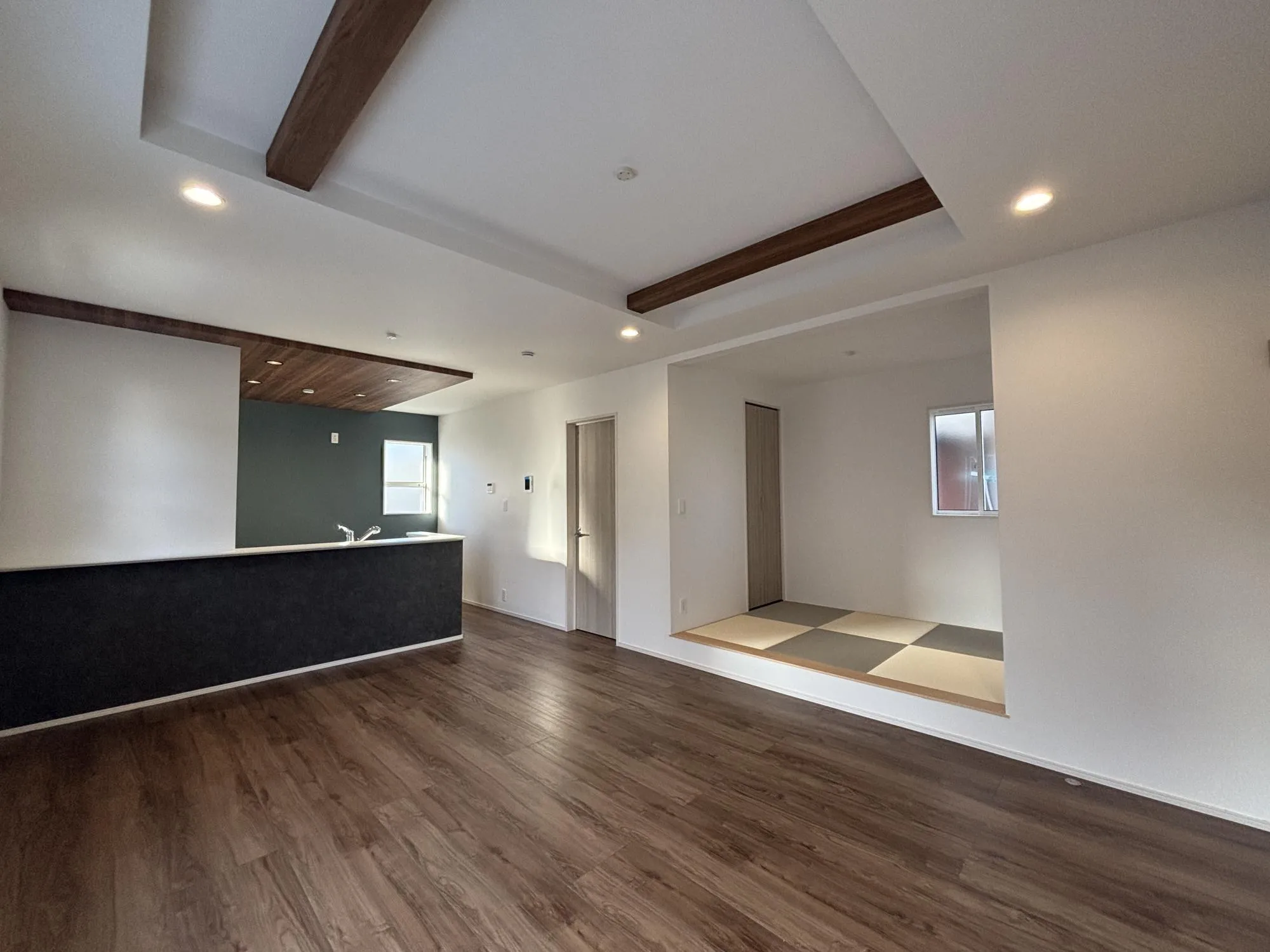 【リビング】開放感のある18帖越えの広々としたリビング。天井にオシャレな折上天井、キッチンにアクセントクロスで落ち着いた印象を演出。居心地のいい空間に。