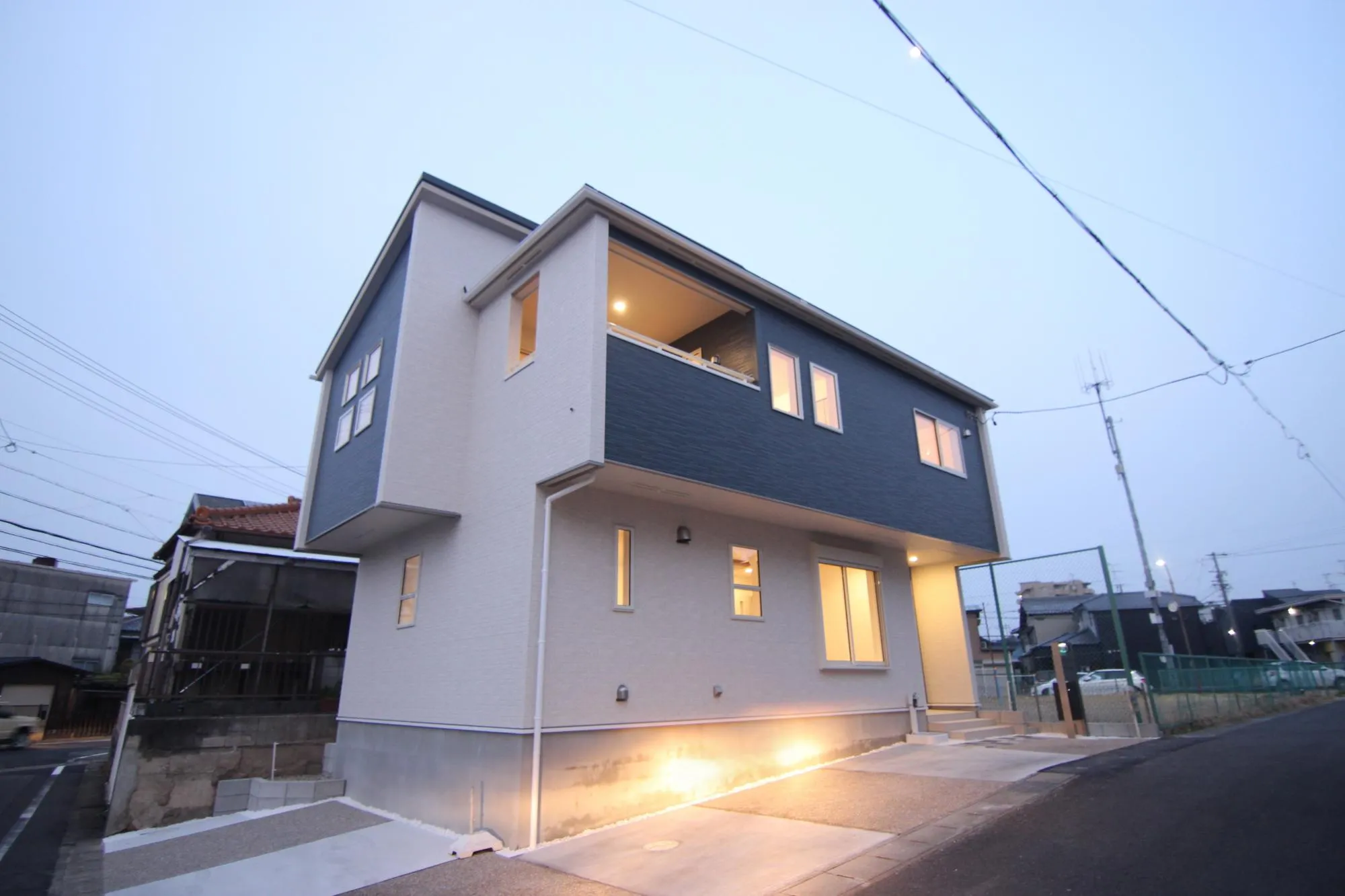 【外観写真】名鉄犬山線「江南」駅までバス6分バス停「古知野高校前」まで徒歩5分。飲食店や商業施設が周辺に揃ううれしい立地♪