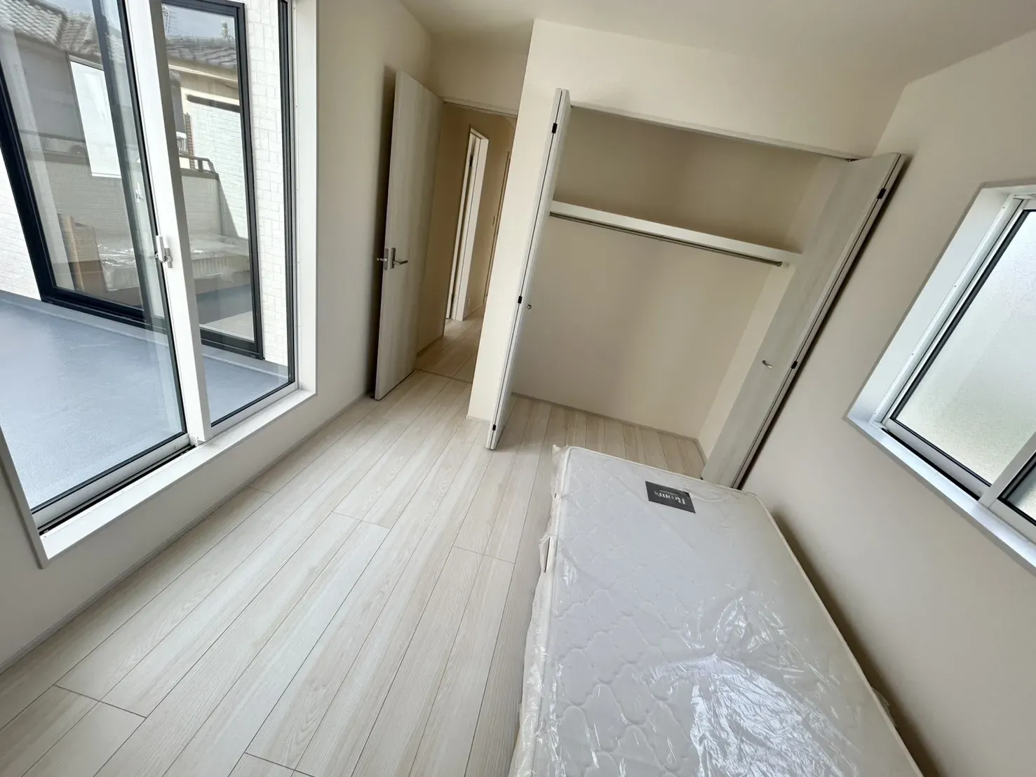 【1号棟】バルコニーに面した明るい洋室