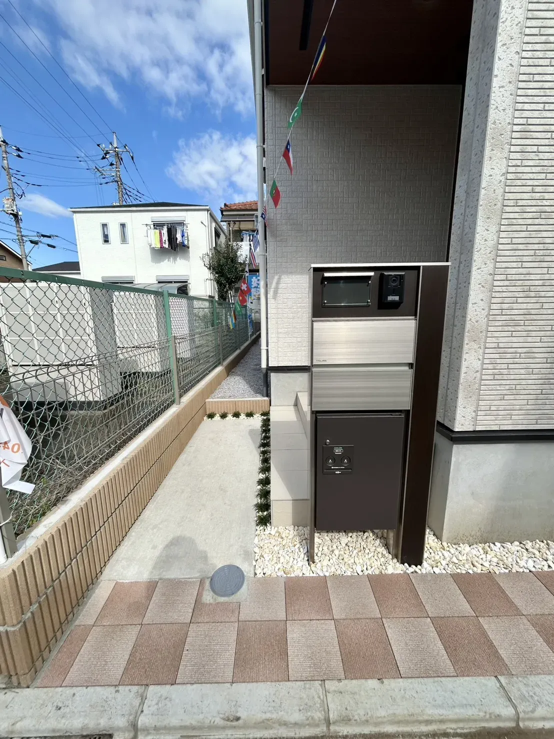 【1号棟】不在時でも荷物を受け取れるポスト一体型宅配ボックスを標準装備