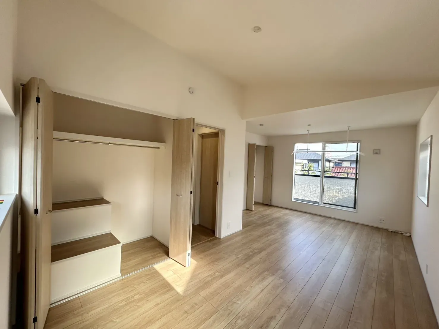 【4号棟】将来のライフスタイルに合わせて2部屋にできる可変型洋室