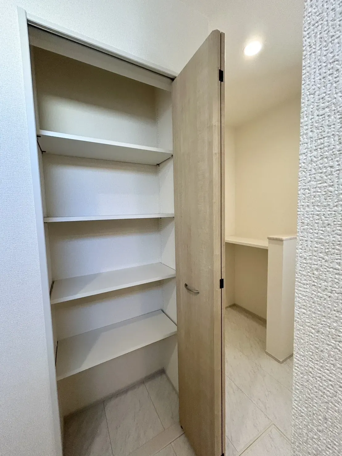 【4号棟】ストック品やタオルなどをすっきり収納できる洗面収納