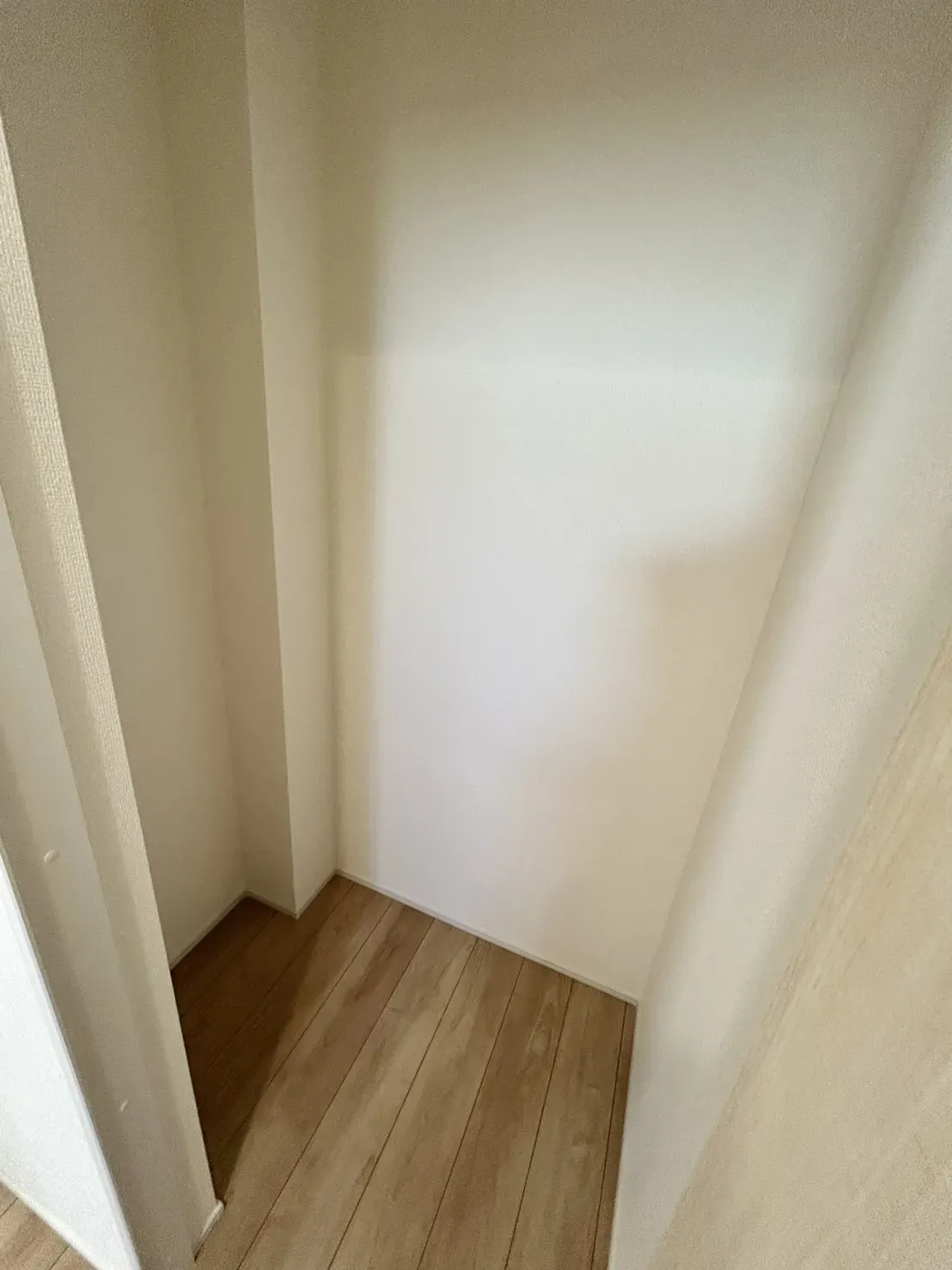 【4号棟】廊下収納。日用品、季節の小物などをすっきり整理でき、各部屋がより広く使えます。