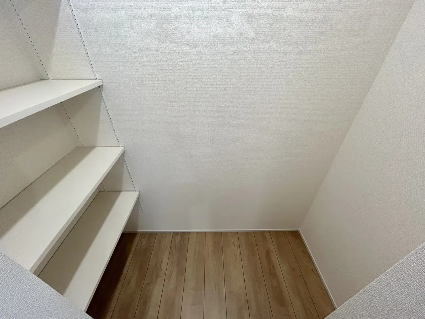 【4号棟】可動棚のあるキッチンパントリー。お部屋をきれいに保てます
