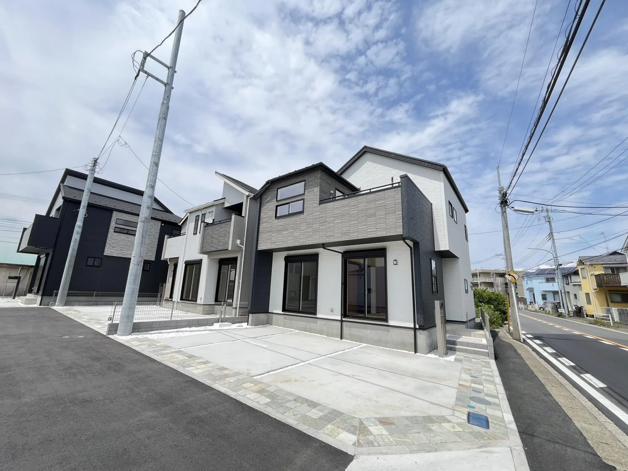 日当たり良好!明るく開放的な住まいで、毎日が心地よい空間に。カースペース2台分完備で、ご家族や来客にも便利です。