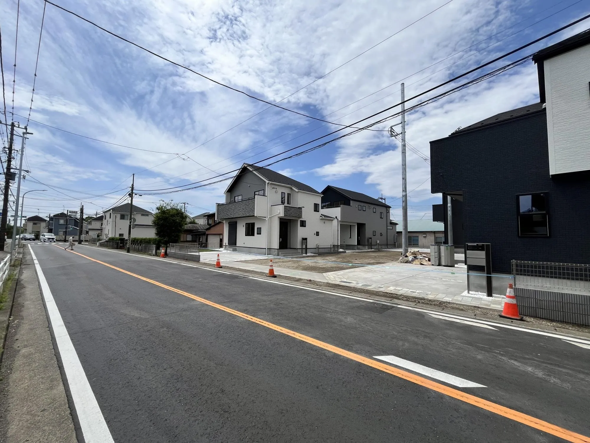 前面道路は広く協定道路と相まって解放感を感じられる現場です。