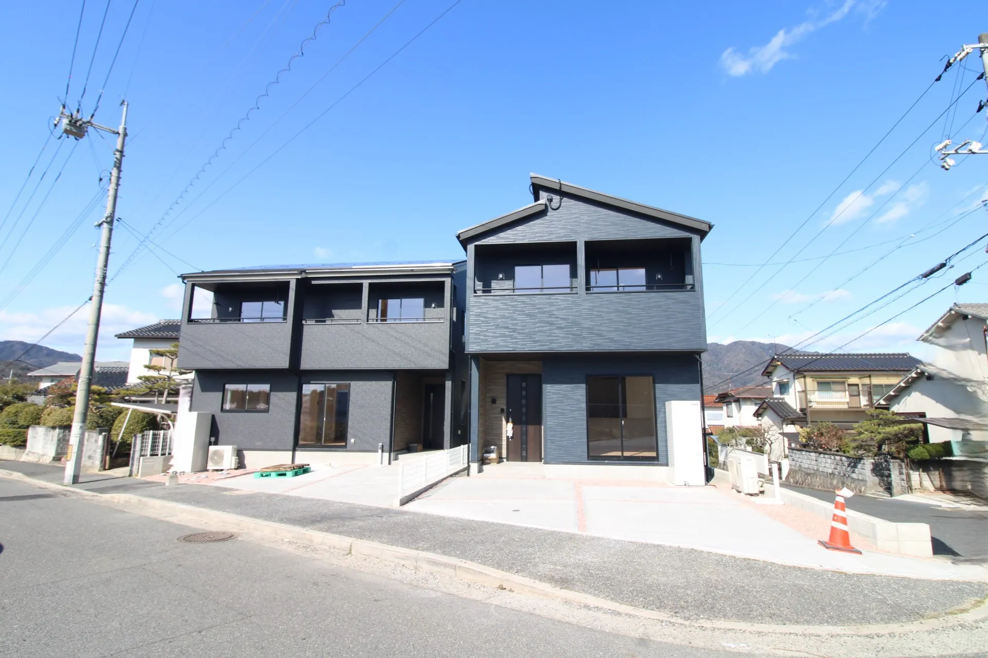 前面道路から見た外観