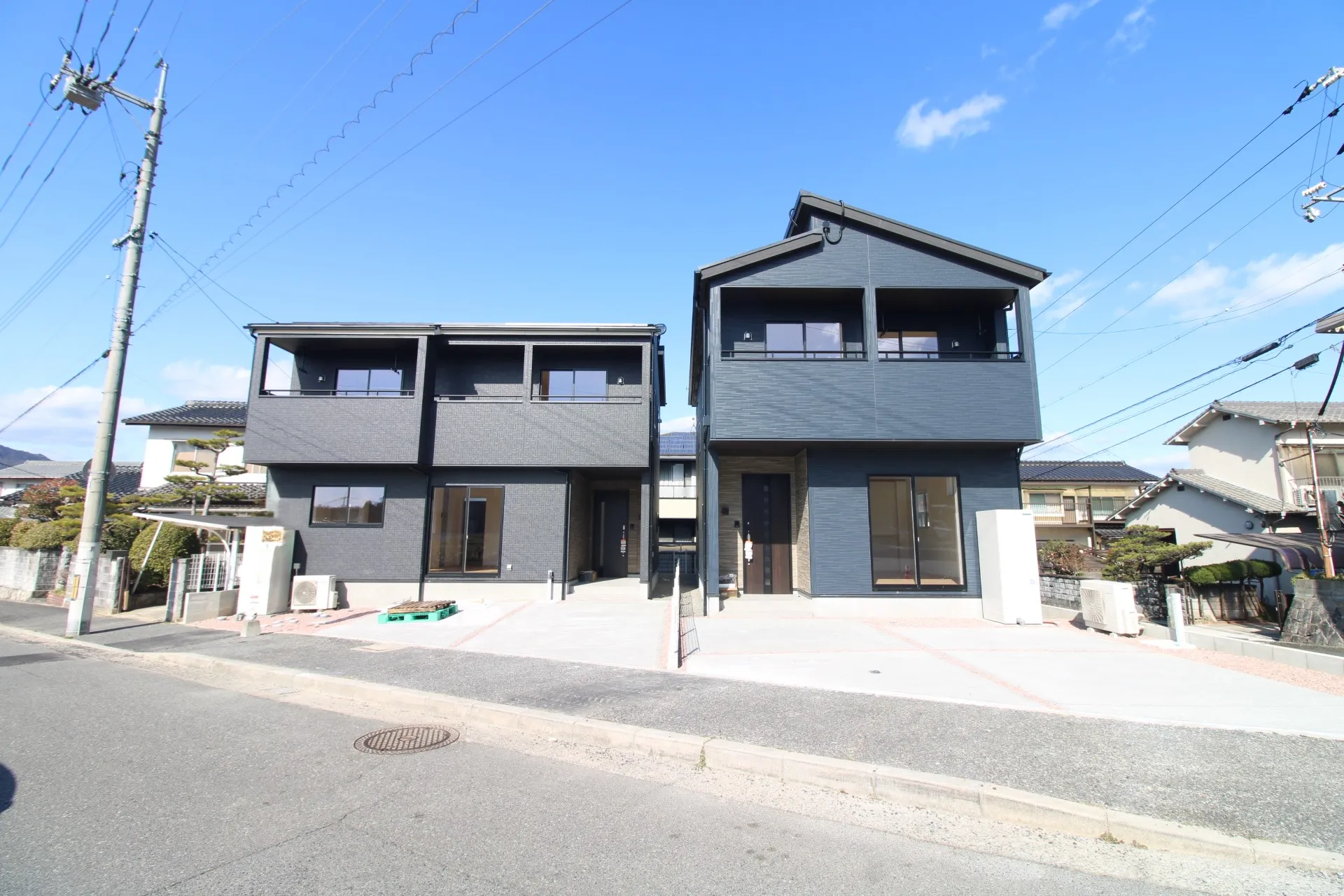 前面道路から見た外観