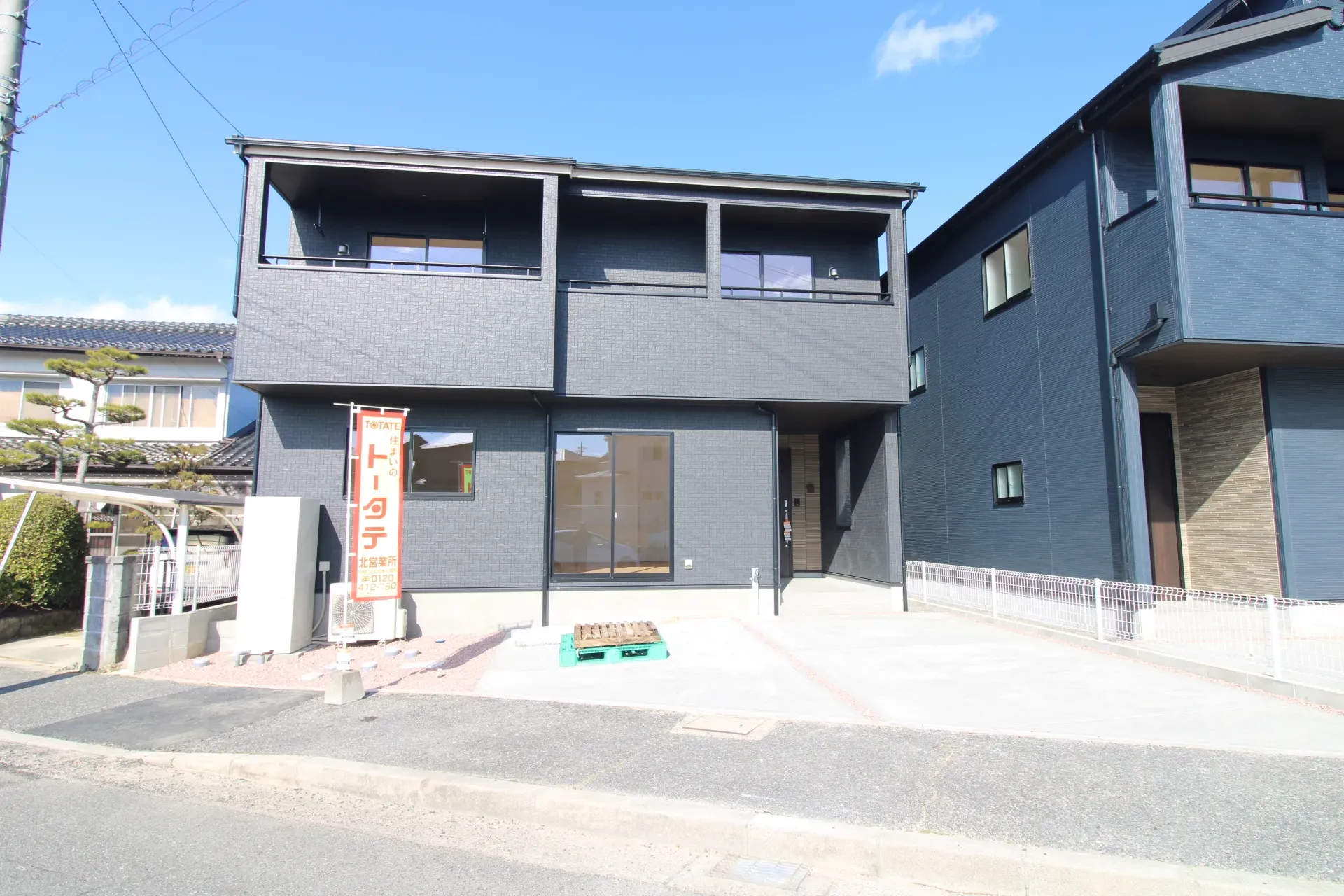 前面道路から見た外観