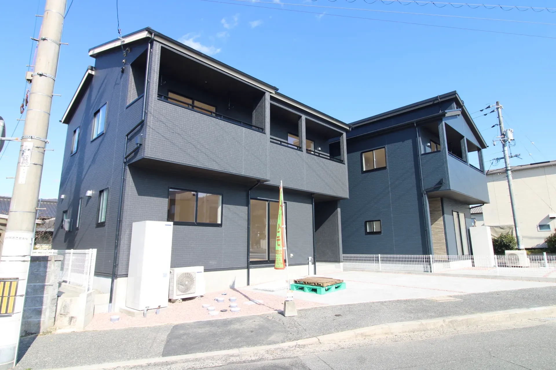 前面道路から見た外観