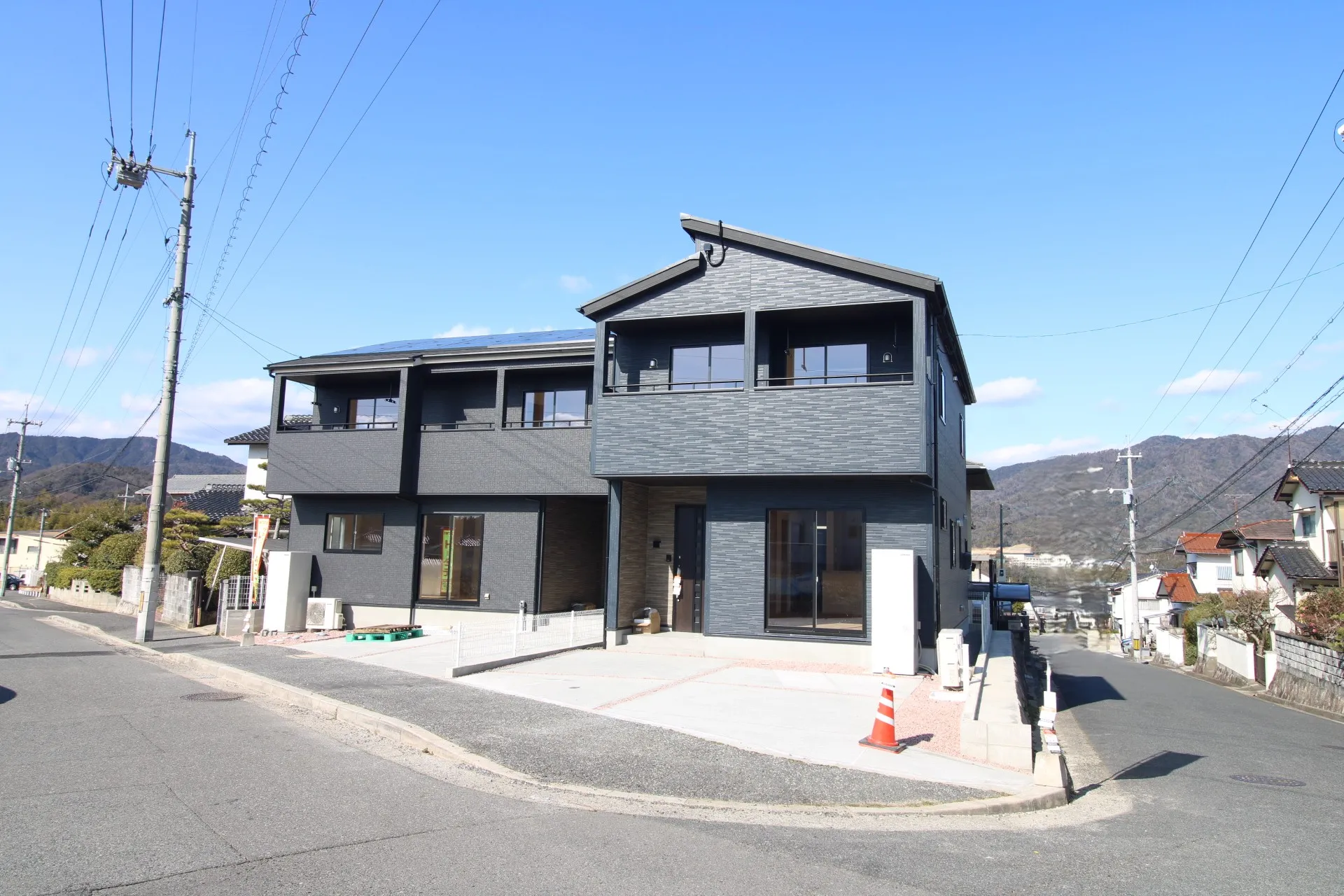 前面道路から見た外観