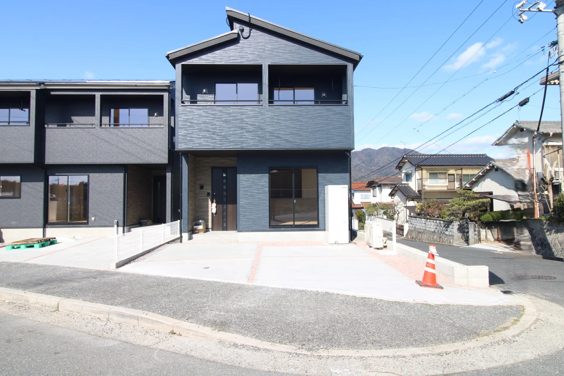 前面道路から見た外観