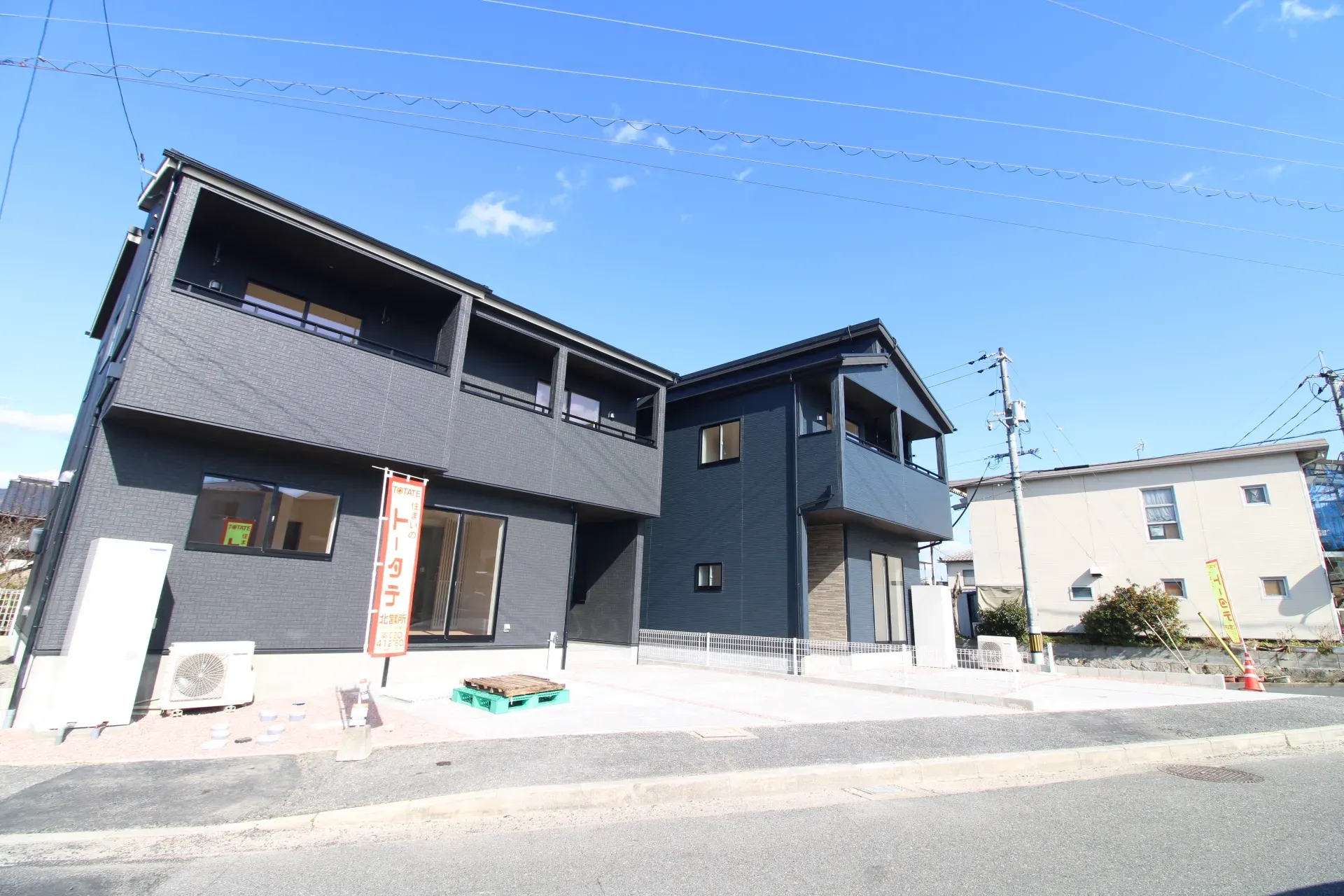 前面道路から見た外観