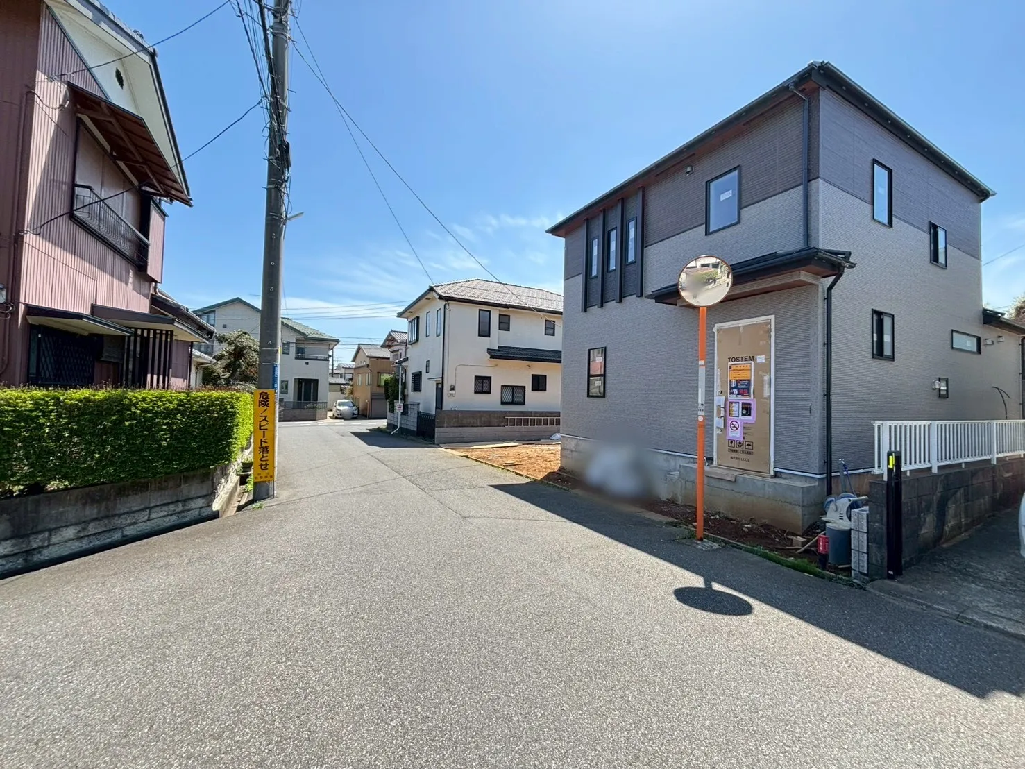 前面道路含む外観写真