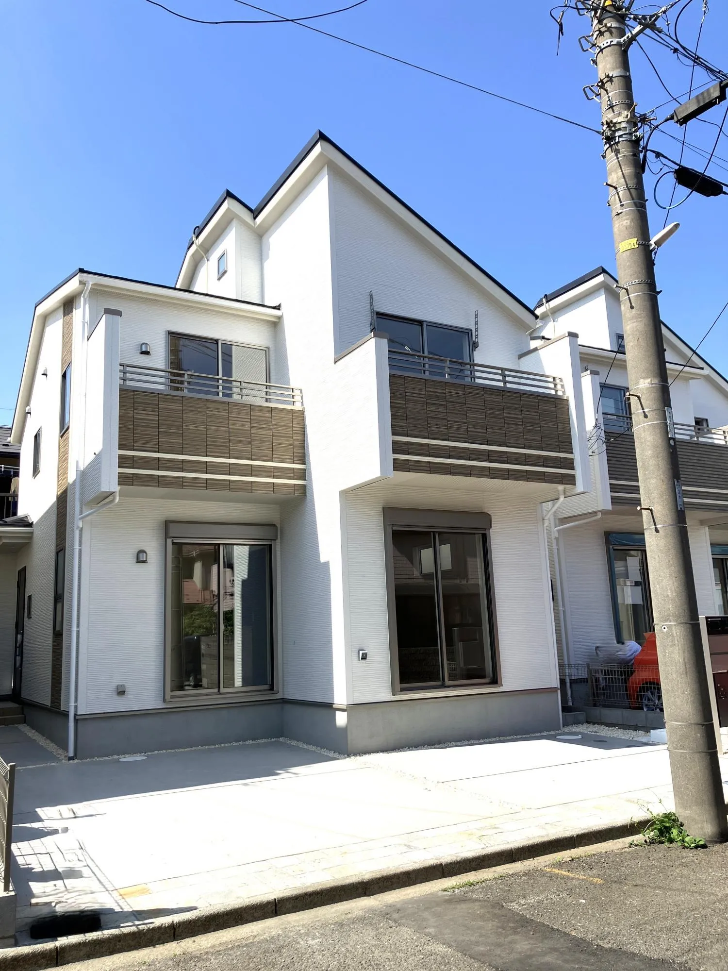 1号棟外観写真①住む人の暮らしを静かに支える存在。派手さではなく、整った美しさと安定感で、家族の日常を包み込みます。街の一部として自然に溶け込む住まいです