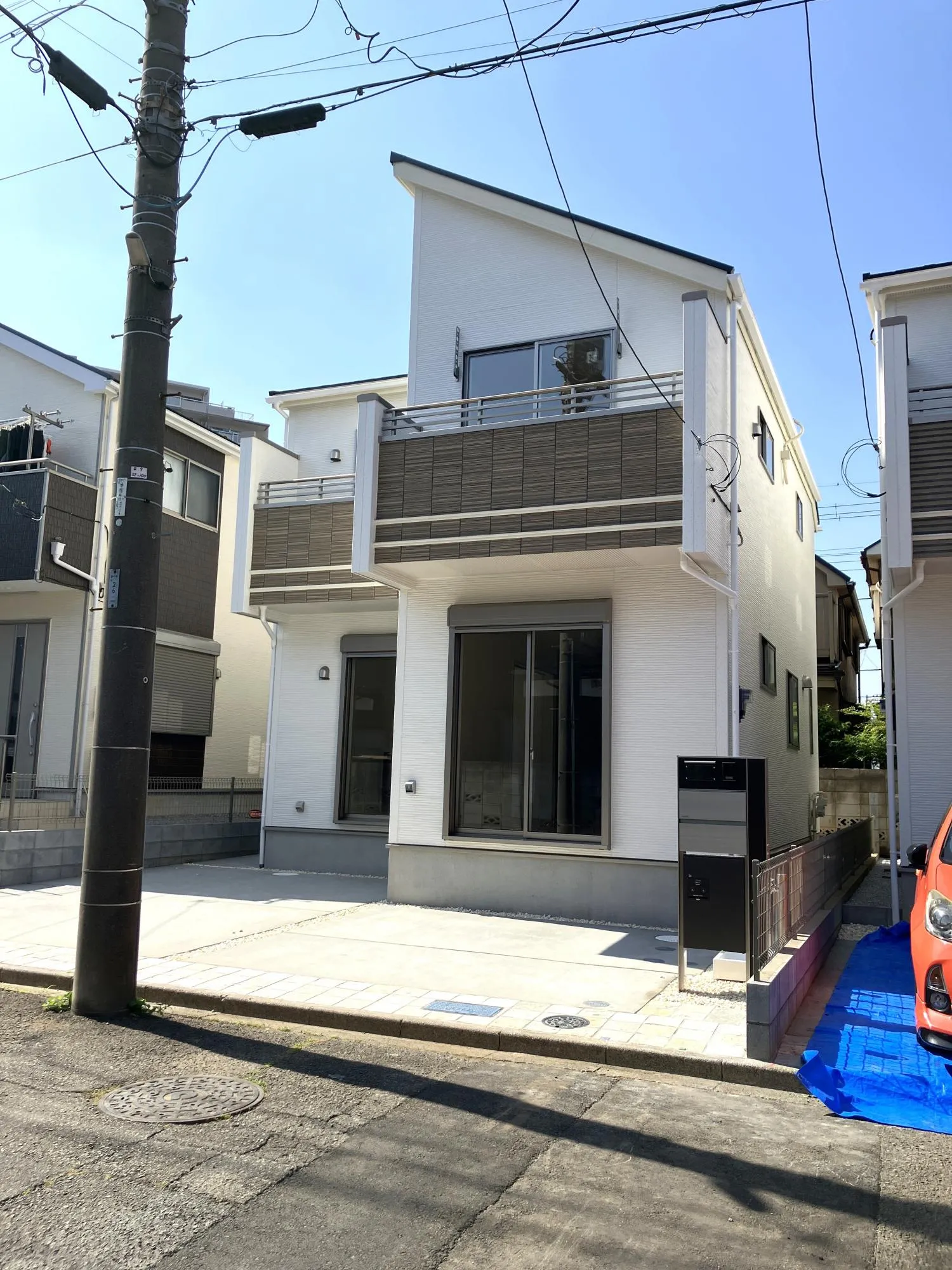 1号棟外観写真②バランスの良い配色で美しさと落ち着きを両立。上品な雰囲気が家族の日常に寄り添う心地よい外観です