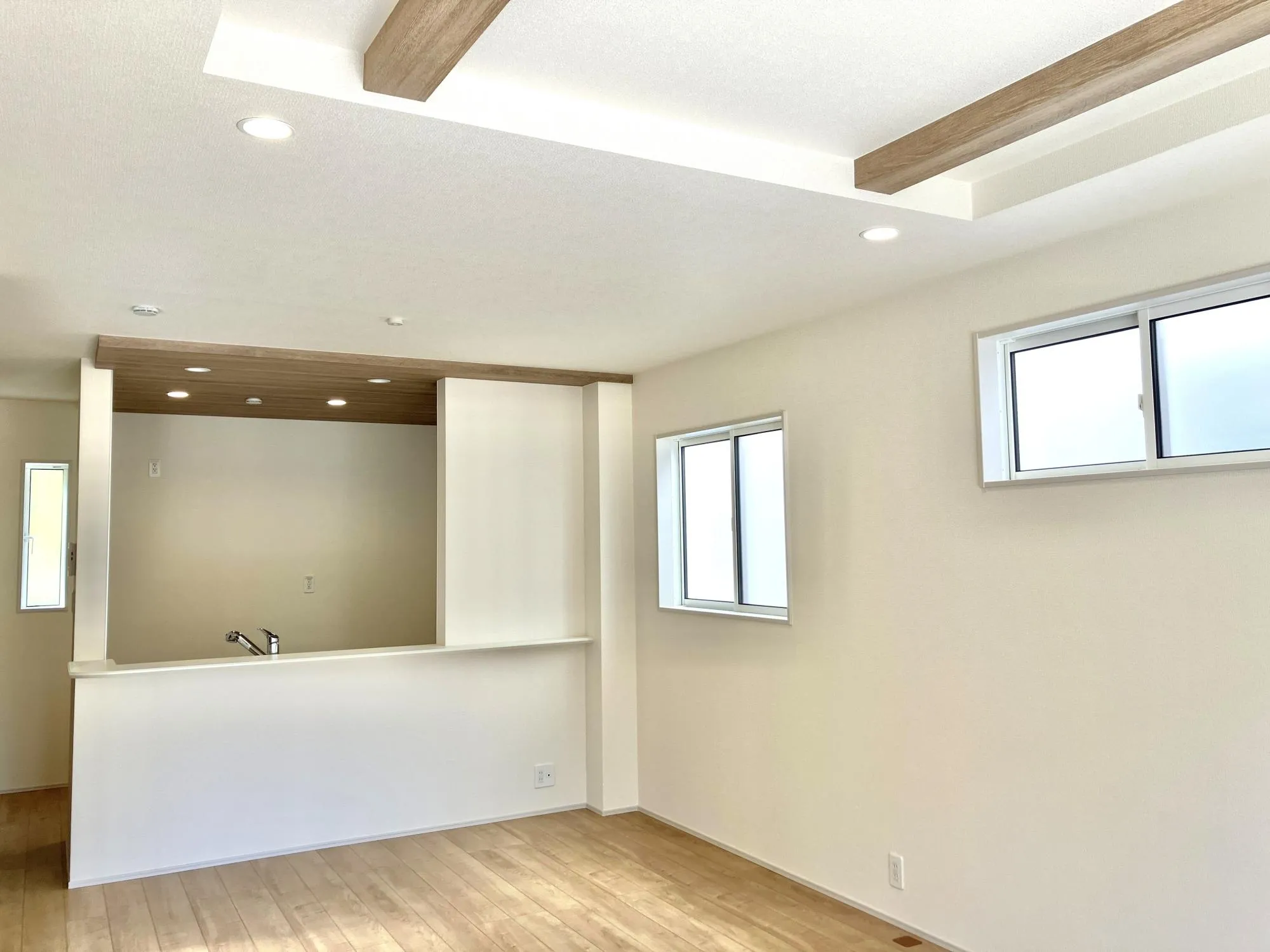 家族やゲストと会話が弾む対面式キッチンを採用。キッチン上部は空間にメリハリを演出するポップアップ天井を施しています