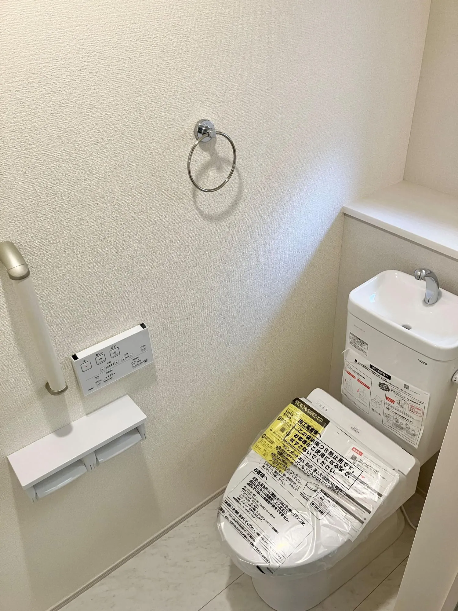 1・2階ともに温水洗浄便座付きウォシュレットを完備。壁収納やタオルハンガー、手すりなど、家族の暮らしに寄り添う便利な設備が充実しています