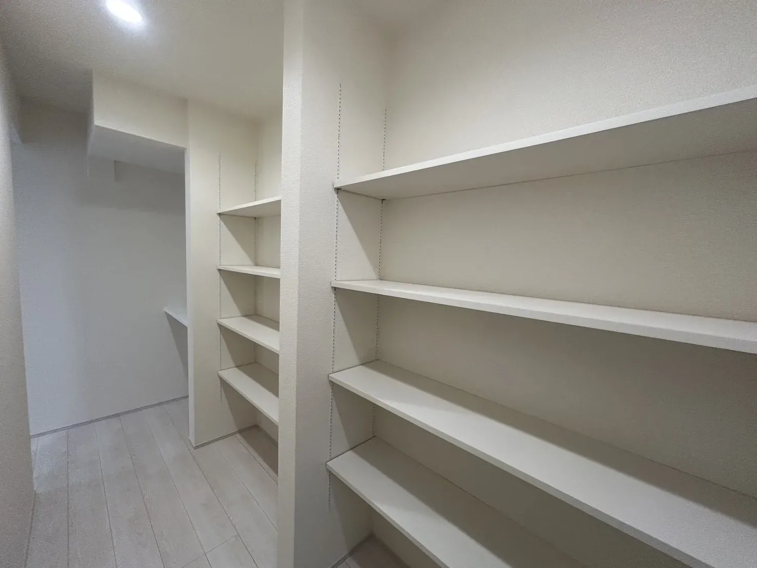 【パントリー】2026.3.2撮影
2つの4段の可動棚が設置されているので、食料品から日用品までたっぷりと収納が行えます!