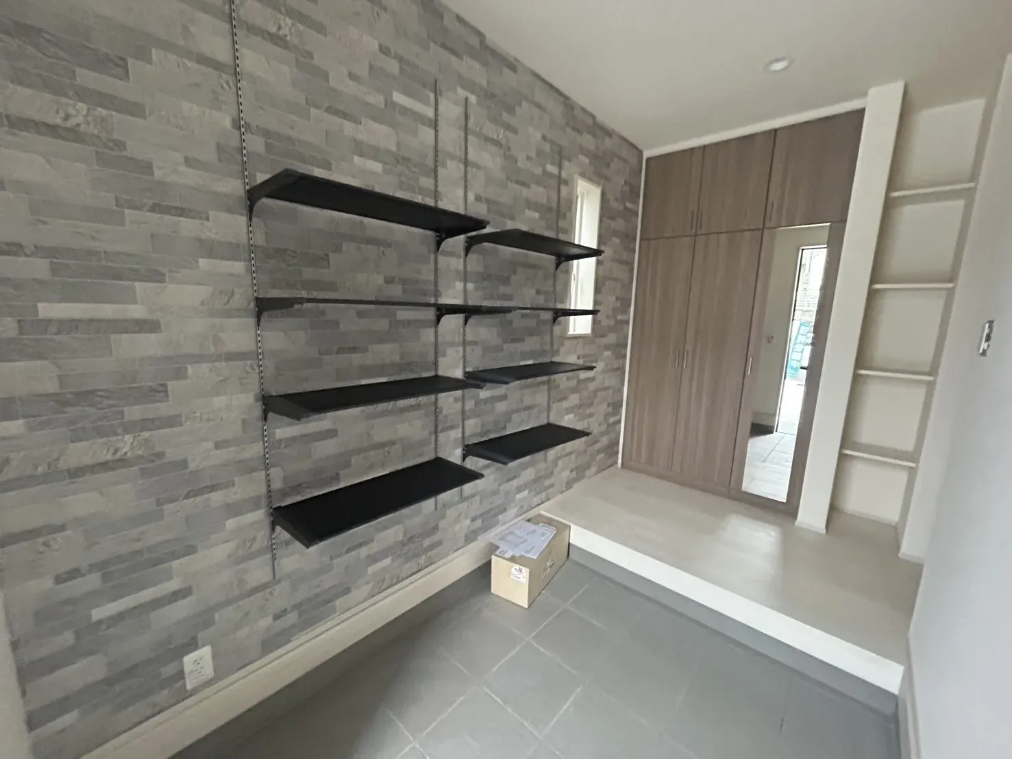 【玄関】2026.3.2撮影
高さ調整が可能な4段可動棚付きで、玄関まわりをスッキリと収納出来ます!