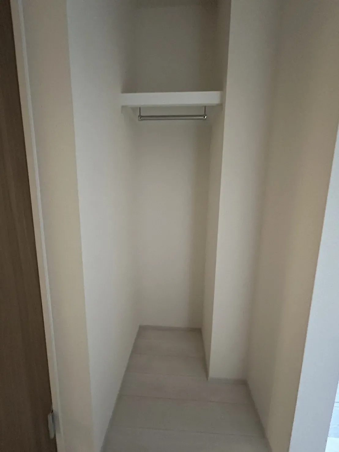 【収納】2026.3.2撮影
玄関の横に収納スペースがあり、アウターの収納等が可能で、外出準備がスムーズに行えます!