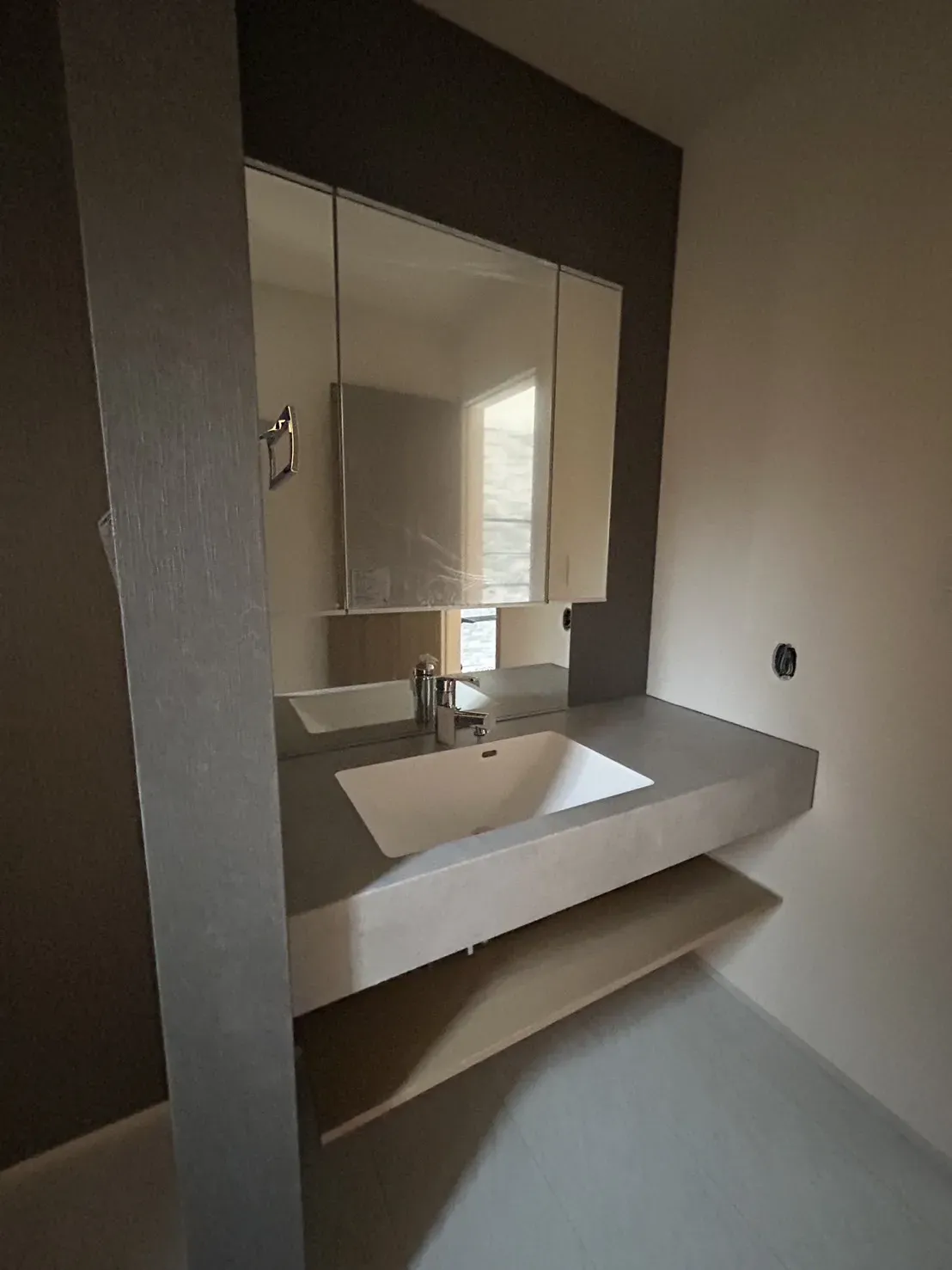 【洗面所】2026.3.2撮影
鏡の裏が収納スペースになっています!