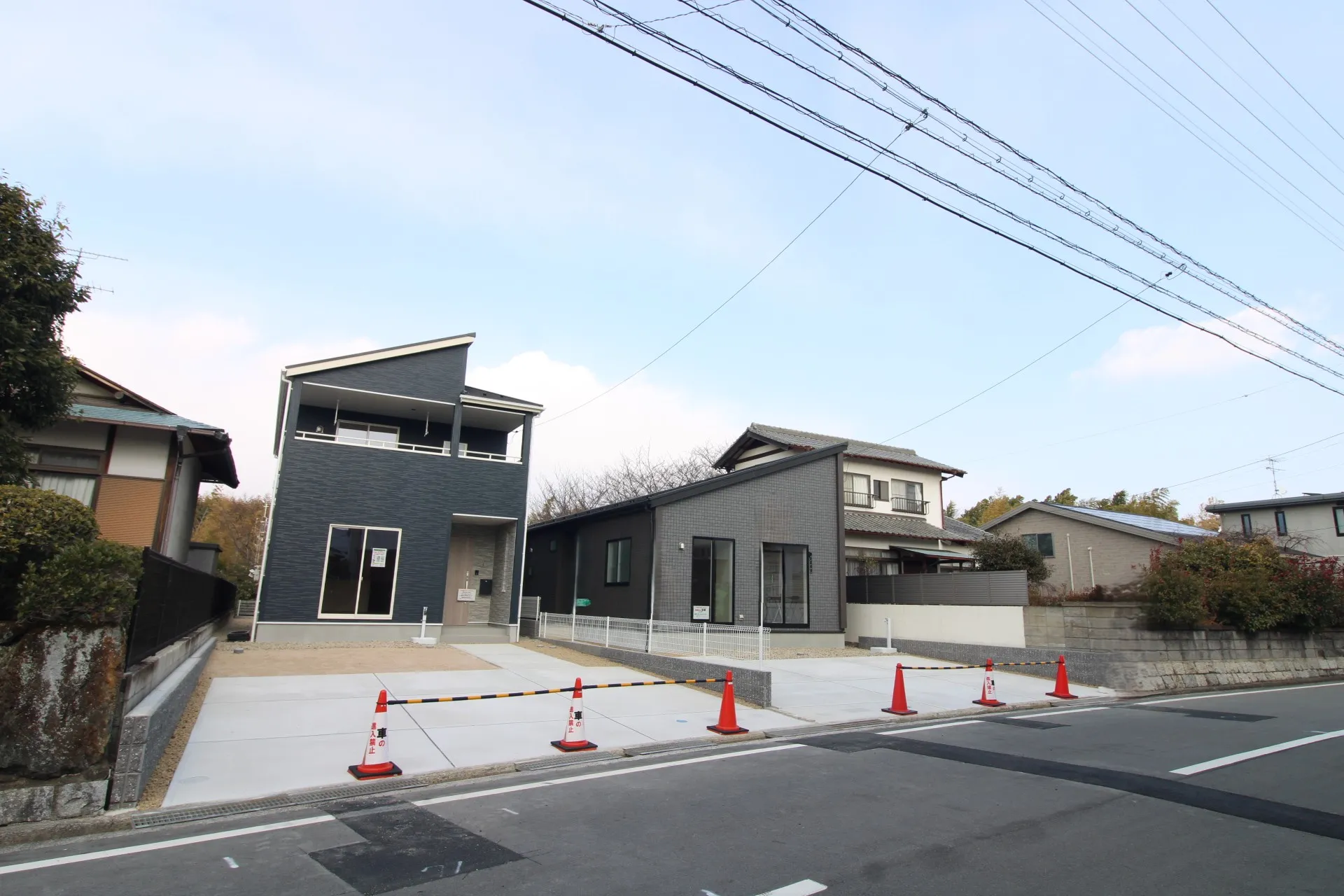 前面道路から見た外観