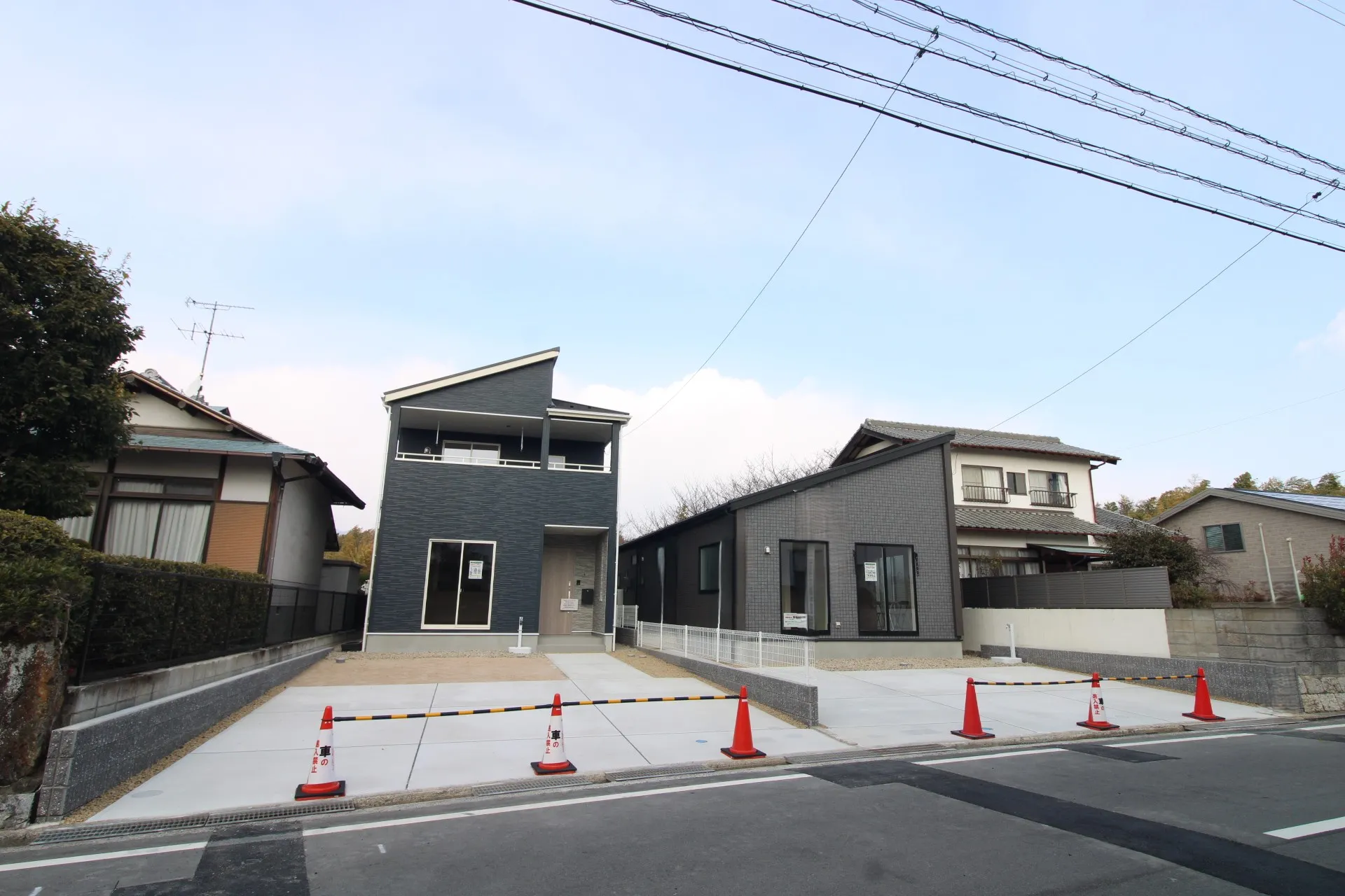 前面道路から見た外観