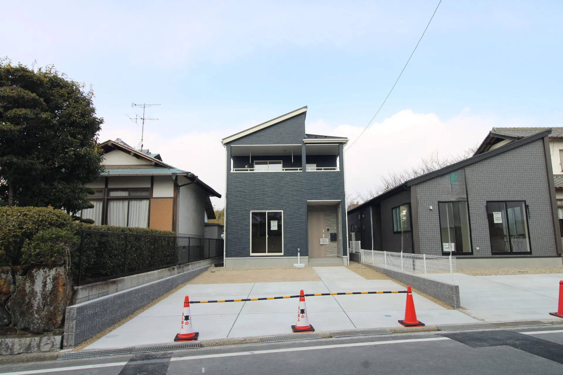 前面道路から見た外観