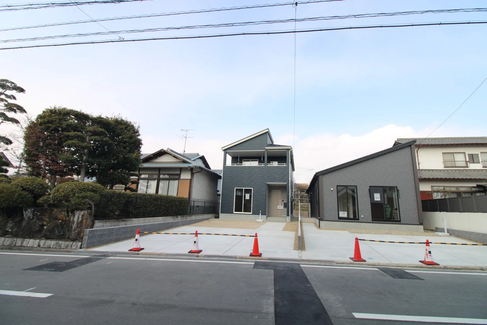 前面道路から見た外観