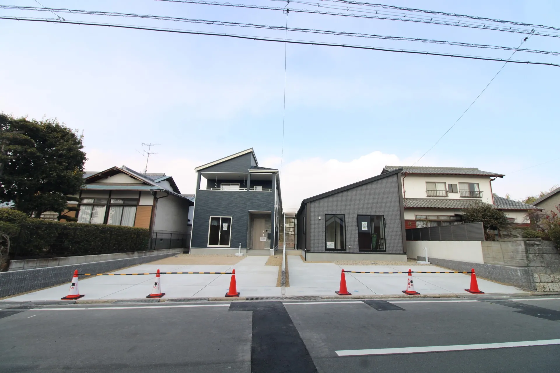 前面道路から見た外観