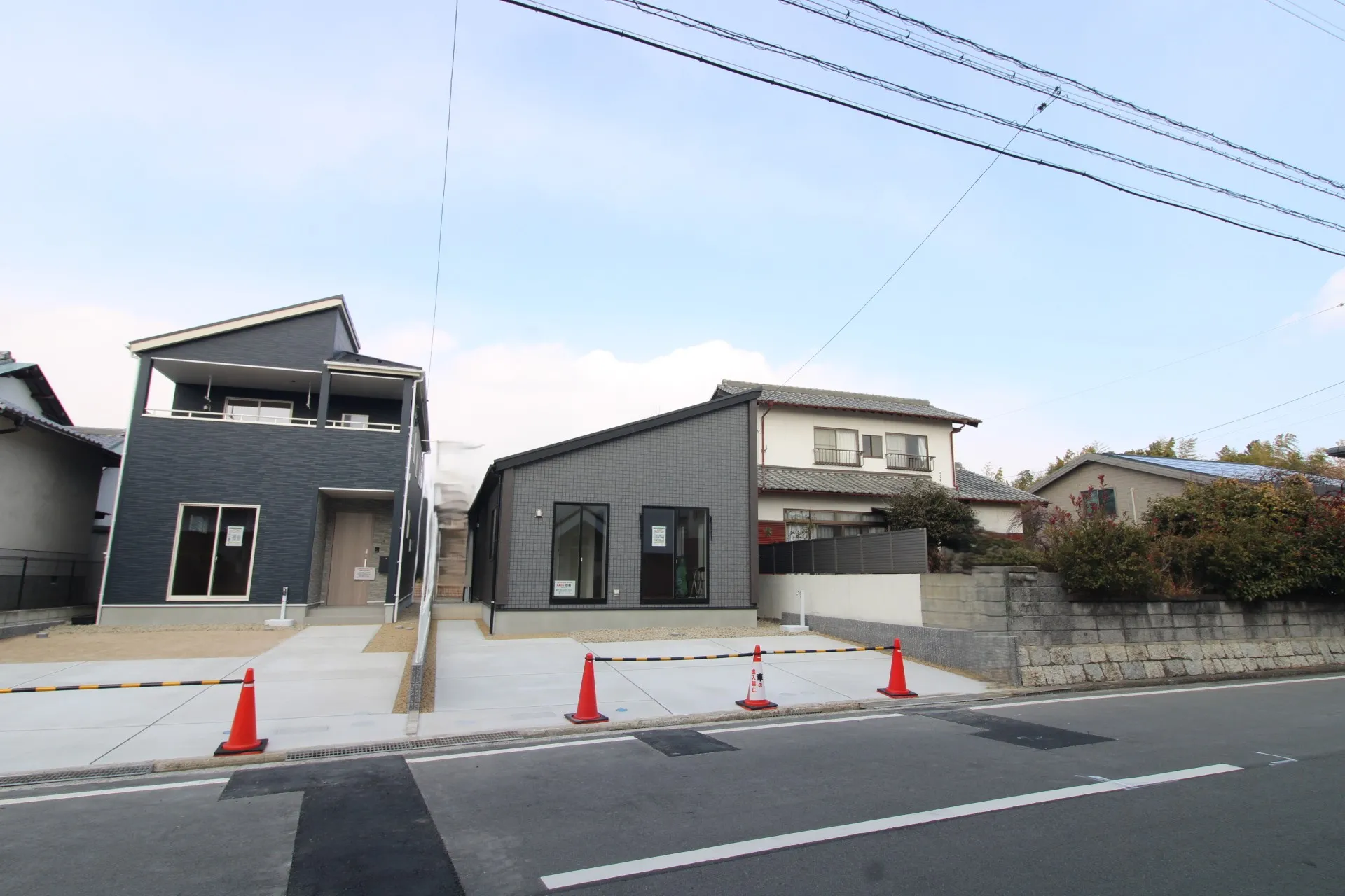 前面道路から見た外観