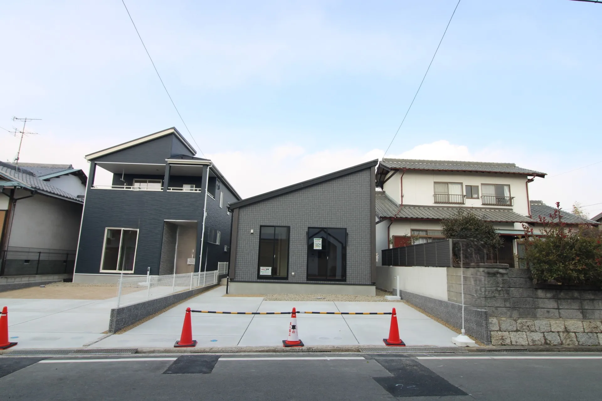 前面道路から見た外観