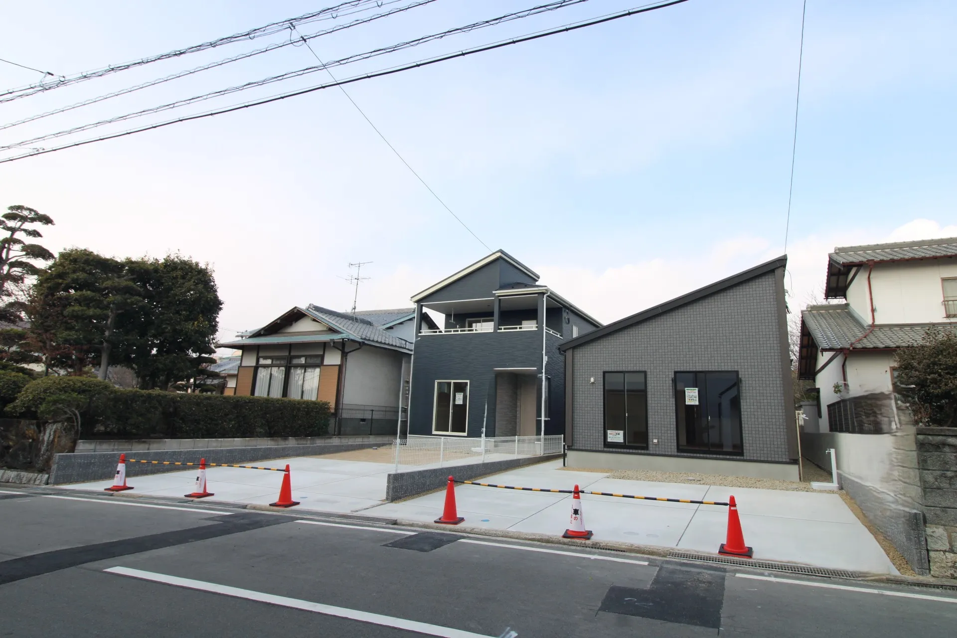 前面道路から見た外観