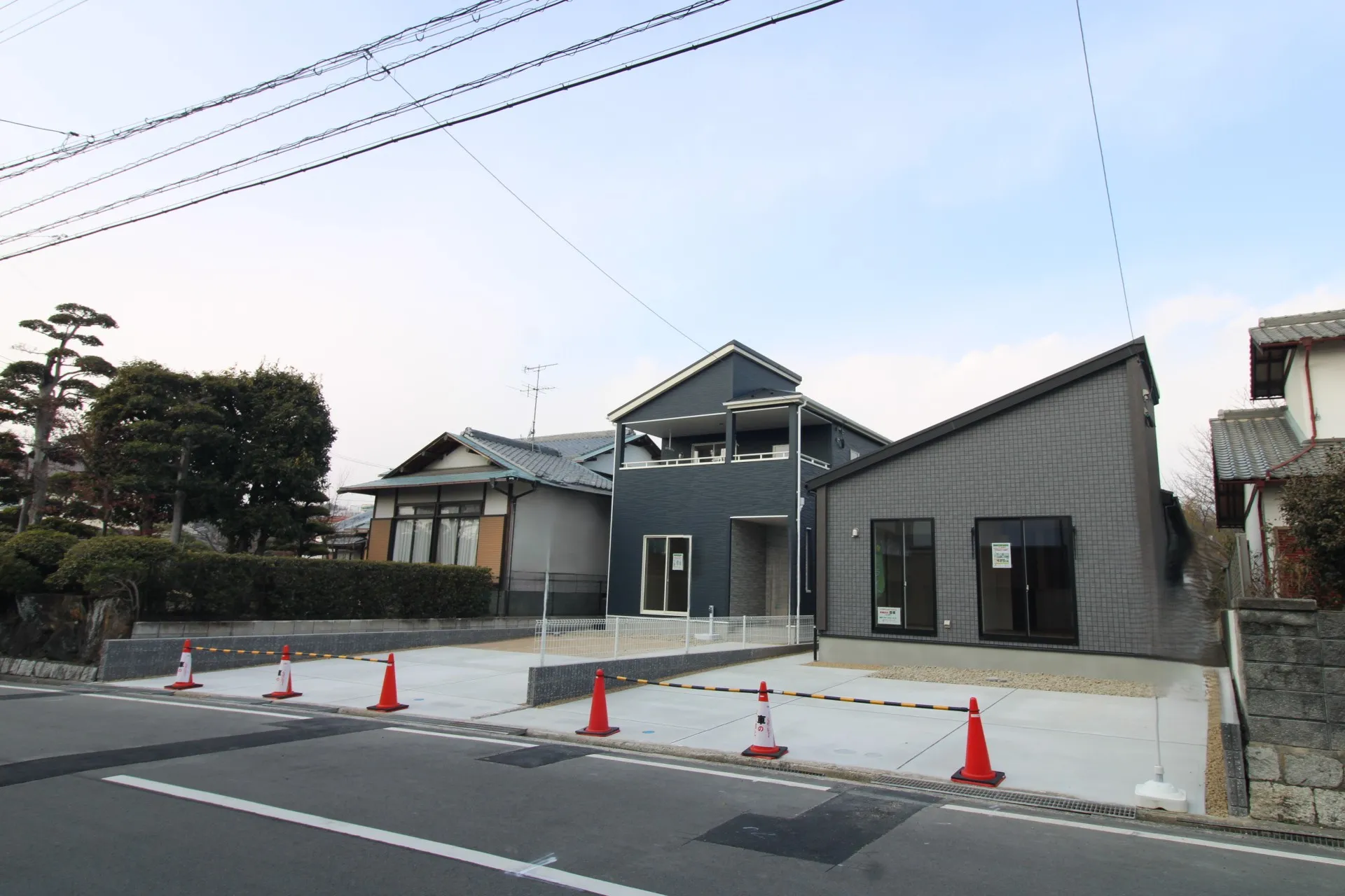 前面道路から見た外観