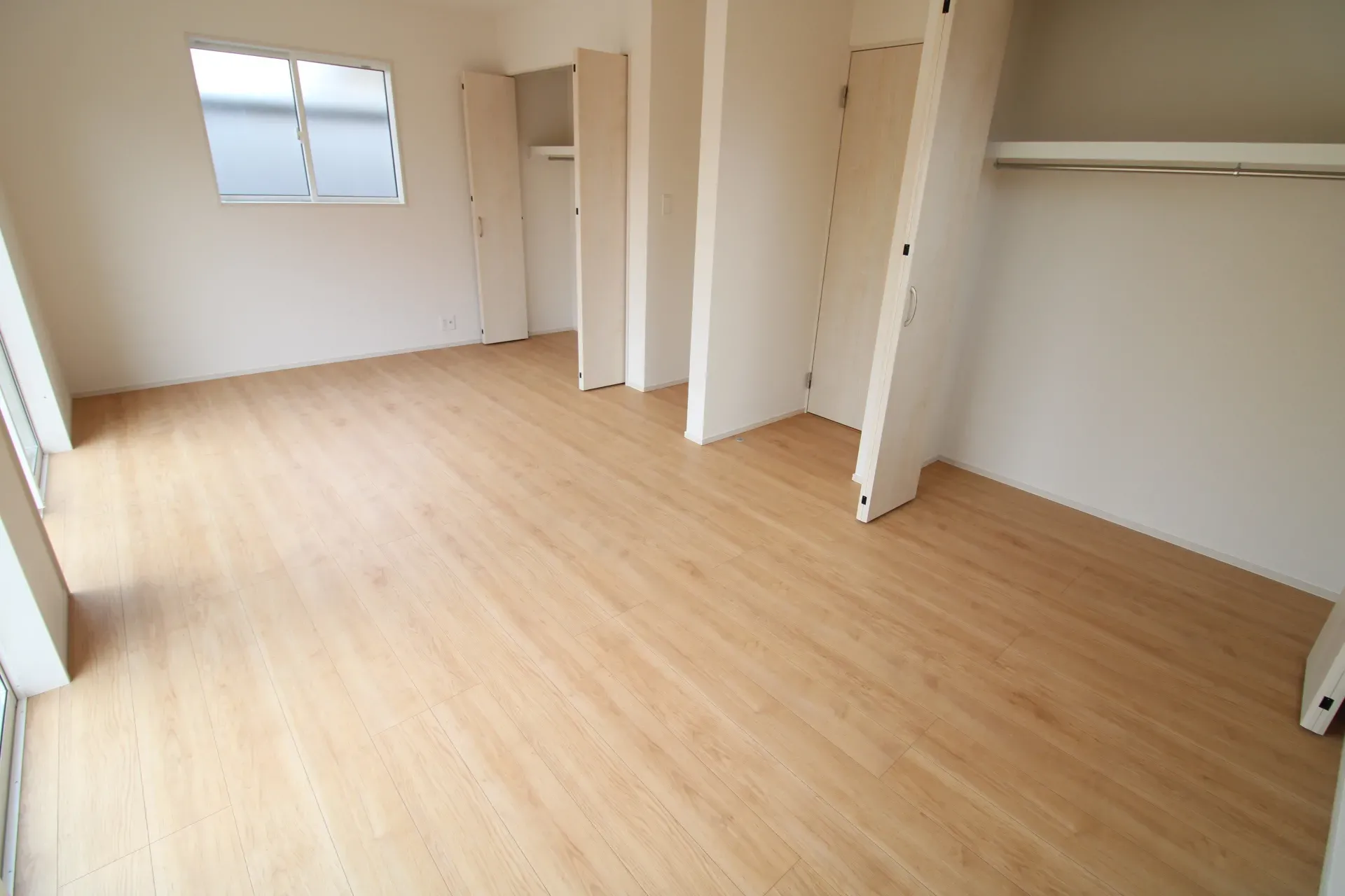 洋室(5.34帖+5.34帖)