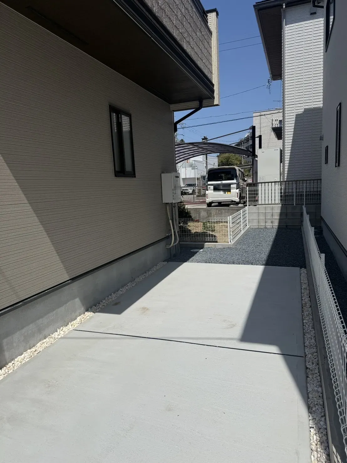 【①号棟駐車場】
1台の車が駐車可能です!(※車種による)