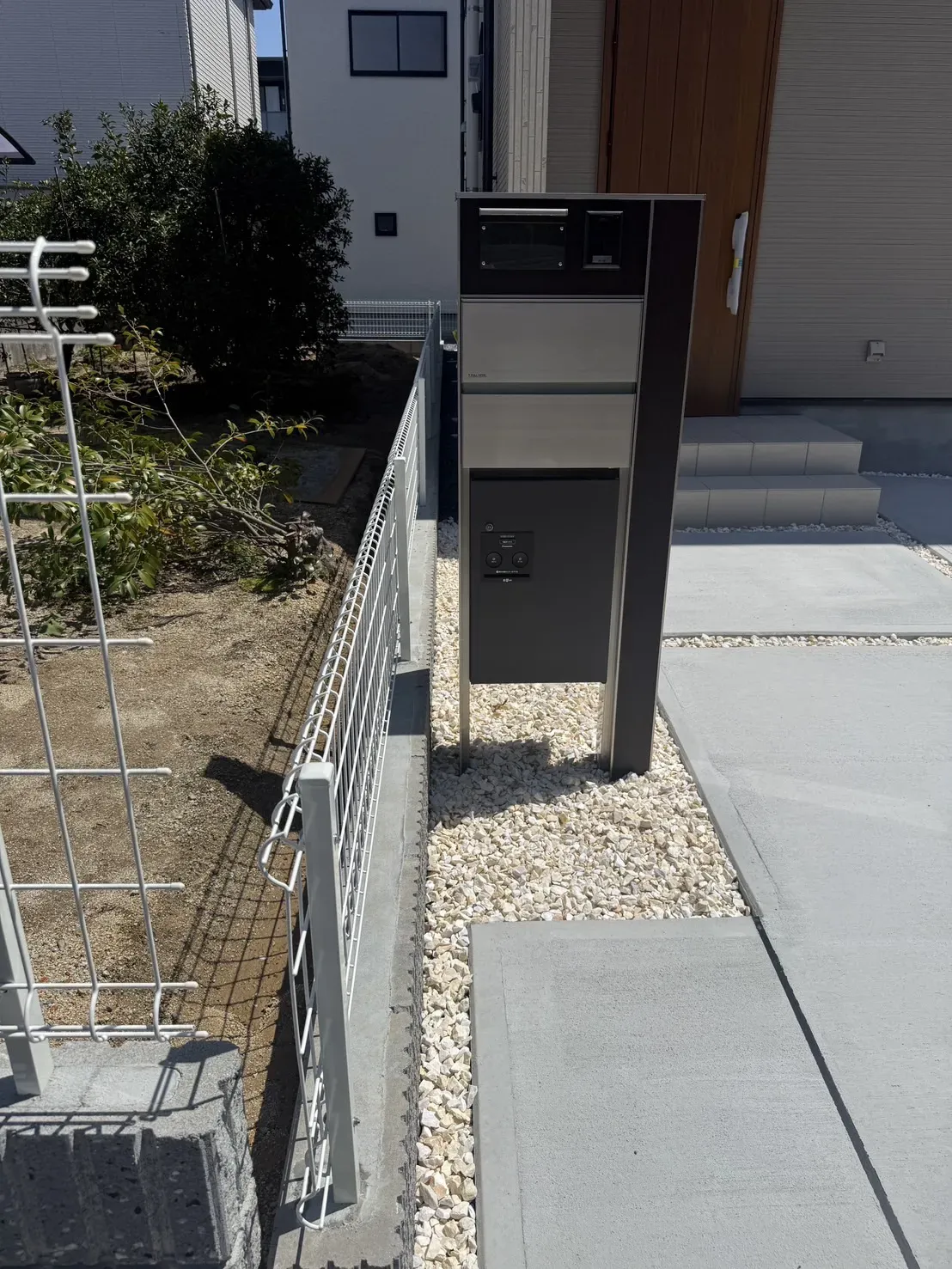 【①号棟玄関ポーチ・ポスト】
宅配ボックス付きのポストで不在時でも安心です。