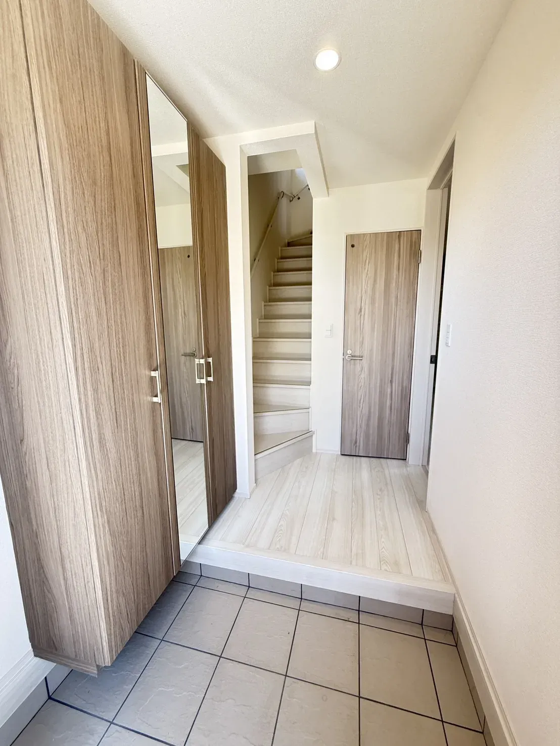 【①号棟玄関】
大容量の姿見鏡付シューズボックスが設置済みです!