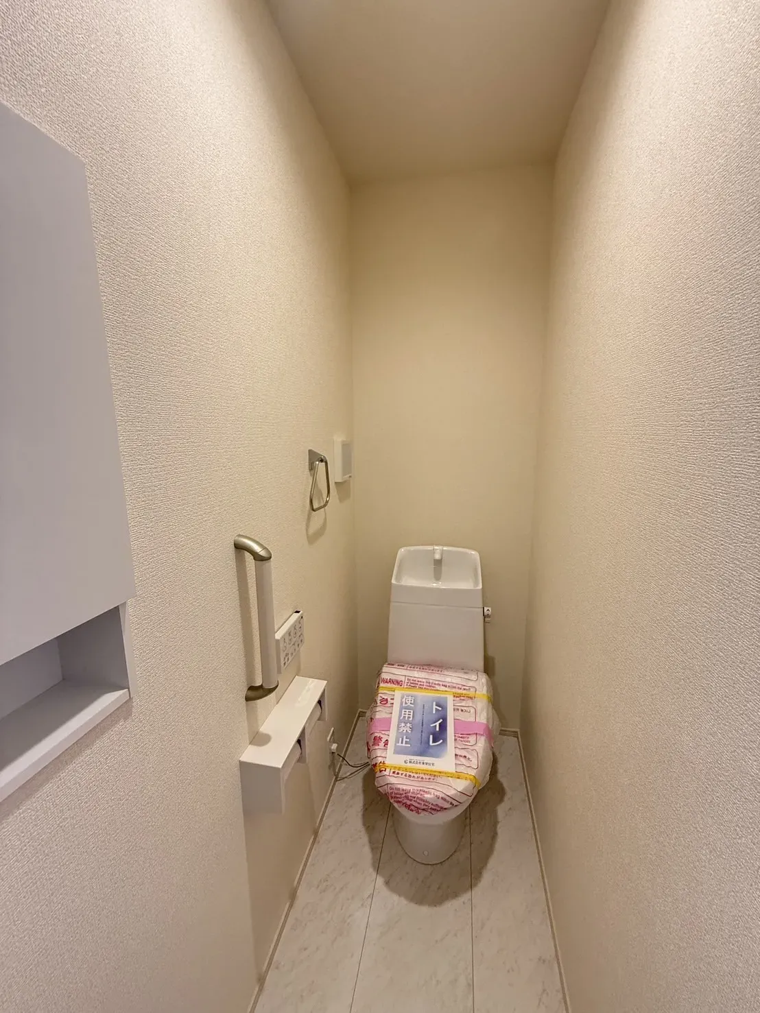 【①号棟1階トイレ】
手すり・壁付け収納があり機能性高です!