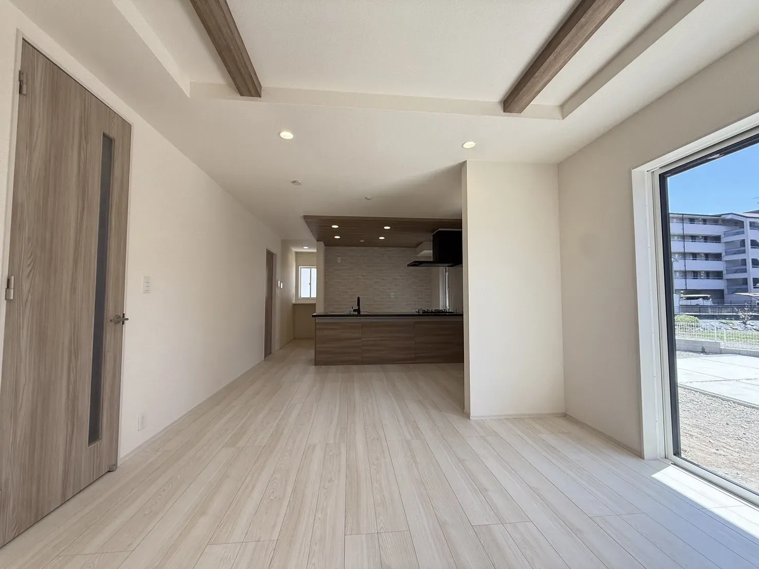 【①号棟LDK20.0帖】
折上天井で開放感とデザイン性アップ!