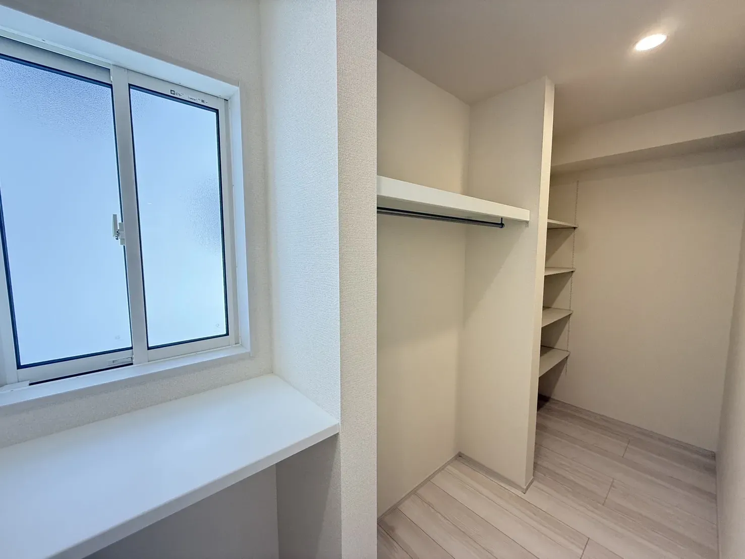 【①号棟パントリー】
食料品や日用品の収納がたっぷり行える大容量パントリー!