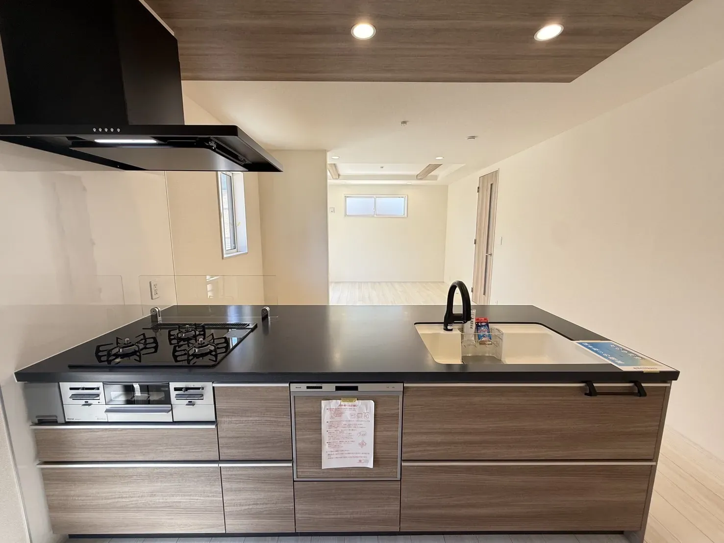 【①号棟キッチン】
料理中もリビングの様子が見渡せ、家族との会話も楽しむ事が出来ます!