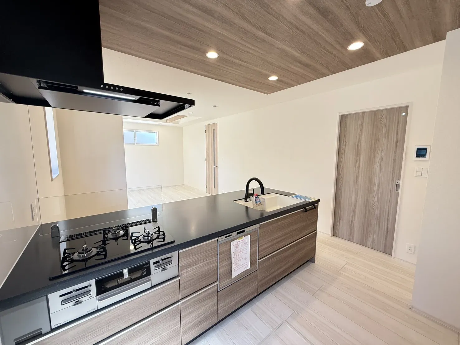 【①号棟キッチン】
タッチレス水栓なので蛇口を捻る事無くスムーズに料理を行う事が出来ます!