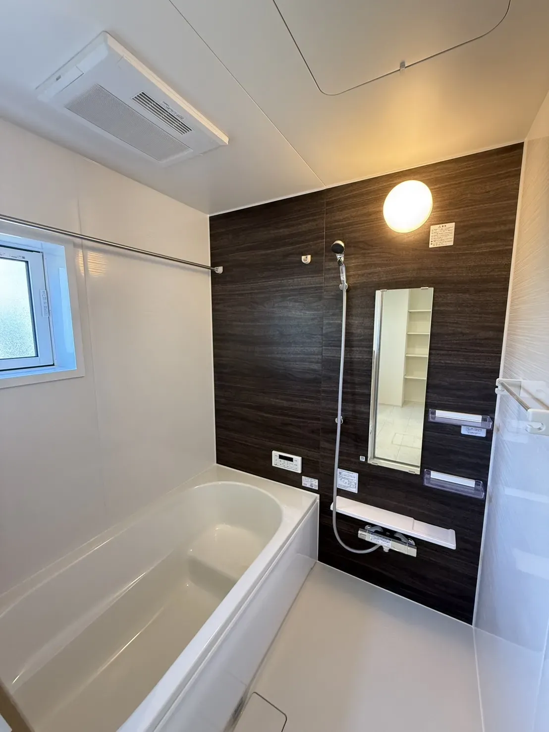 【①号棟浴室】
浴室暖房付きで、寒い冬でも安心!