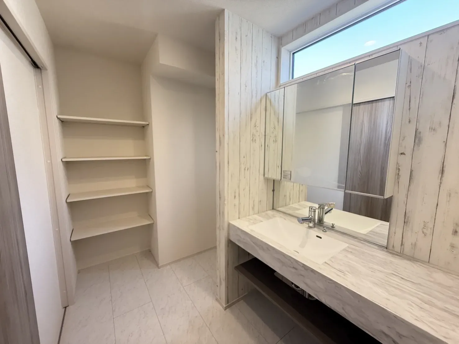 【①号棟洗面所】
デザイン性・利便性共に優れたワイド洗面台!