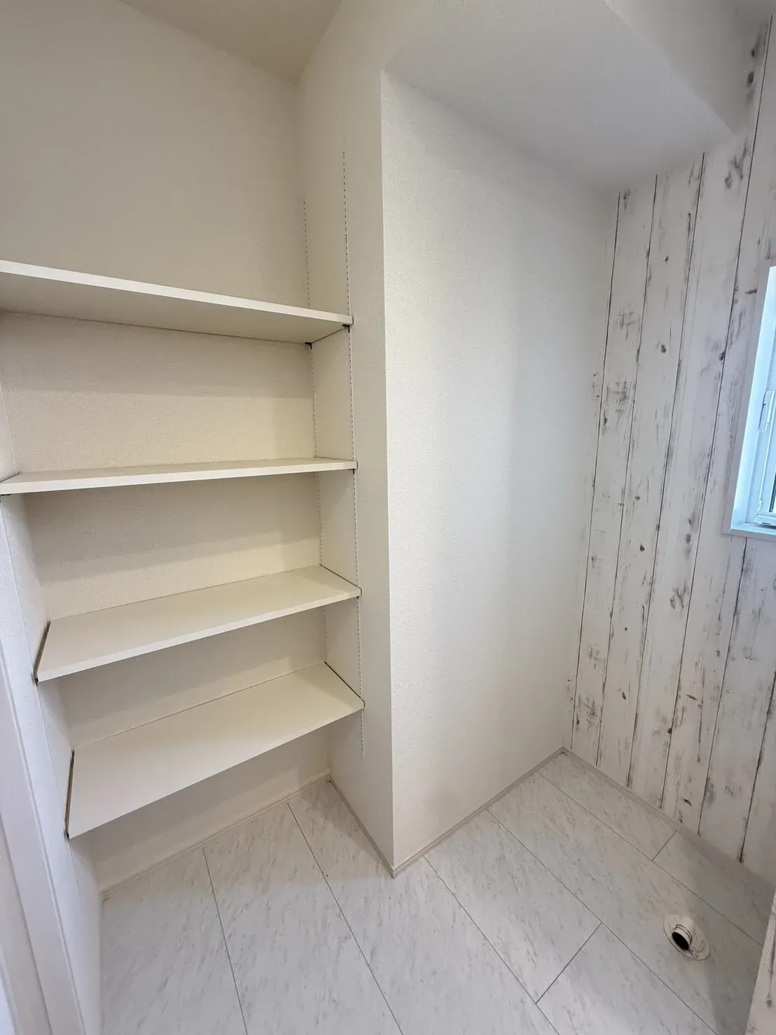 【①号棟洗面所】
4段の可動棚が設置されているので、洗剤のストックやタオル等を置く事が出来ます!
